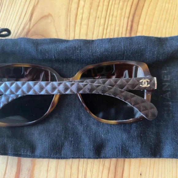 CHANEL brown tortoise shell polarized sunglasses with quilted leather arms CHANEL brown tortoise shell polarized sunglasses with  main image 3